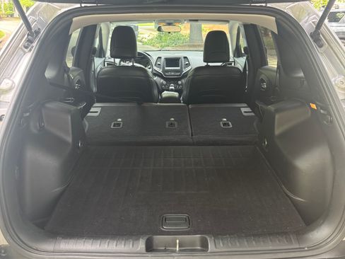 Used 2019 Jeep Cherokee Latitude Plus w/ Cold Weather Group FWD image 14