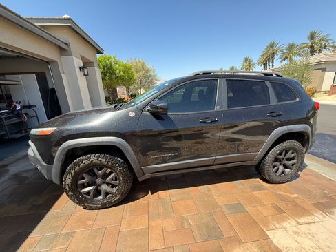Used 2014 Jeep Cherokee Trailhawk w/ Comfort/Convenience Group AWD/4WD image 2