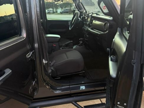 Used 2018 Jeep Wrangler Unlimited Sport AWD/4WD image 18
