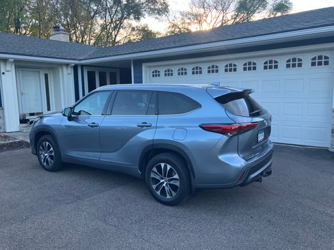 Used 2020 Toyota Highlander XLE image 11