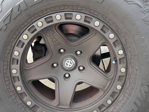 Used 2017 Jeep Wrangler Unlimited Sahara w/ Connectivity Group image 14