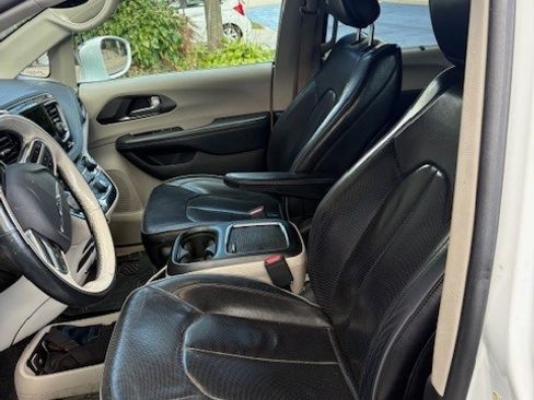 Used 2018 Chrysler Pacifica Limited image 13