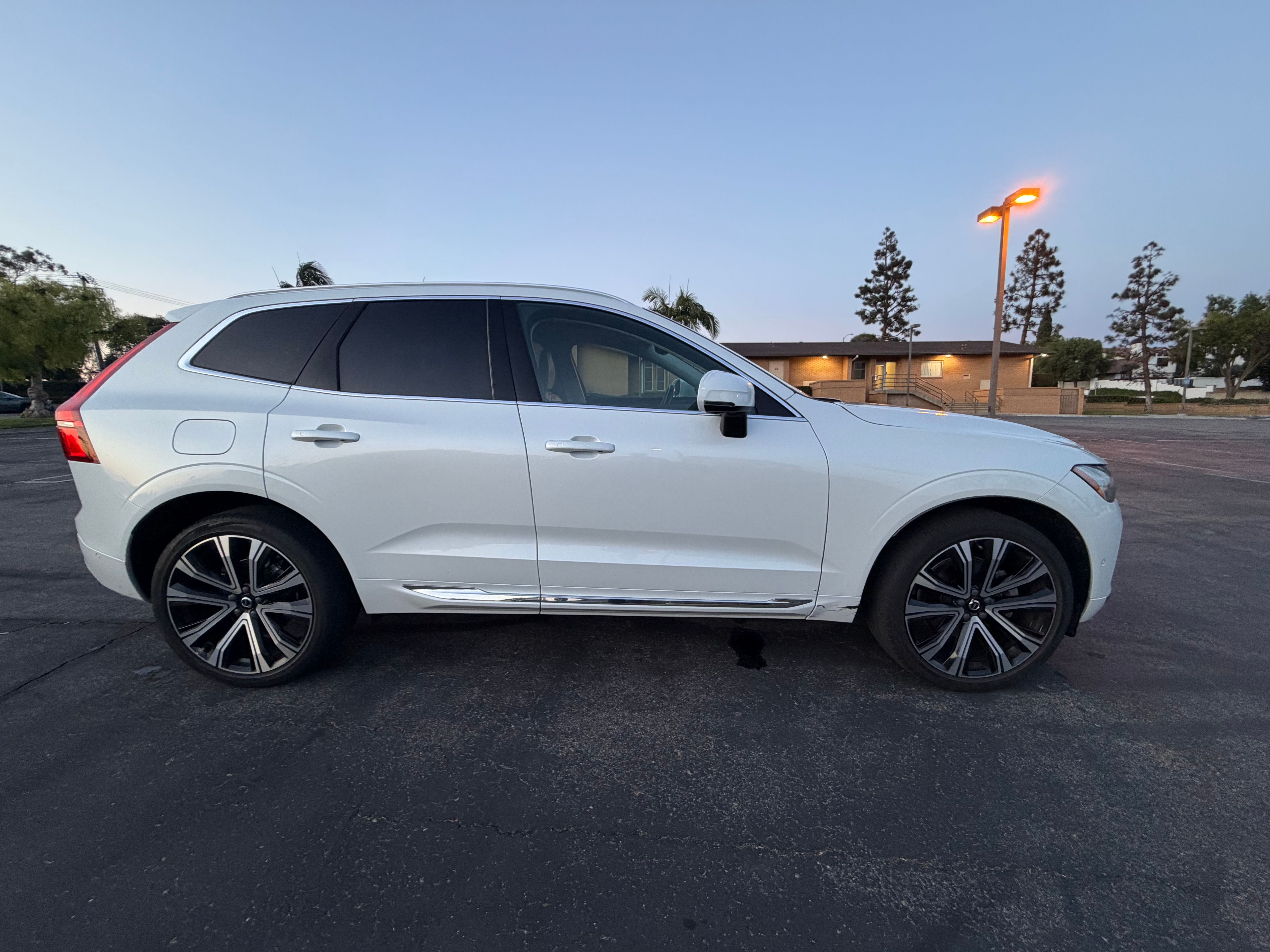 Used 2023 Volvo XC60 B5 Ultimate w/ Climate Package FWD image 1