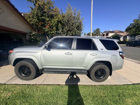 Used 2019 Toyota 4Runner SR5 AWD/4WD image 6