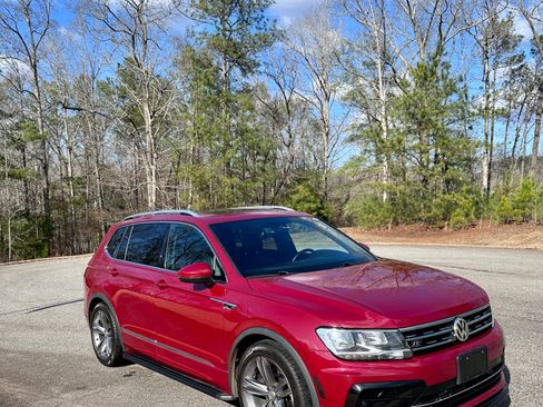 Used 2018 Volkswagen Tiguan SEL w/ R-Line Package image 2