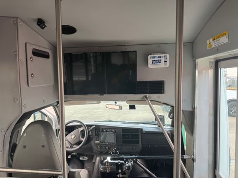 Used 2014 Chevrolet Express 4500 w/ Shuttle Bus Package image 12