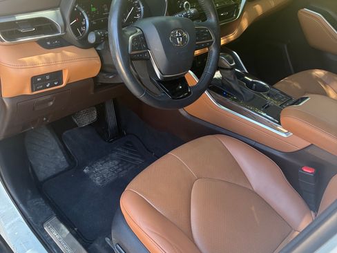Used 2021 Toyota Highlander Platinum FWD image 13