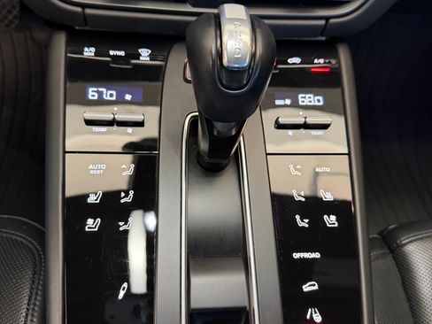 Used 2023 Porsche Macan Turbo image 5
