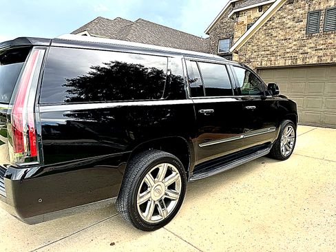 Used 2019 Cadillac Escalade ESV Luxury RWD image 4