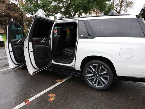 Used 2021 Cadillac Escalade ESV Sport Platinum image 28