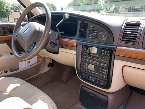 Used 2001 Lincoln Continental image 5