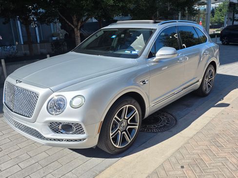 Used 2018 Bentley Bentayga Onyx Edition image 2