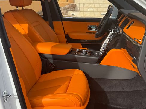 Used 2022 Rolls-Royce Cullinan Black Badge w/ Dark Exterior Package AWD/4WD image 9