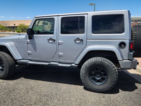 Used 2018 Jeep Wrangler Unlimited Sahara w/ Connectivity Group AWD/4WD image 5