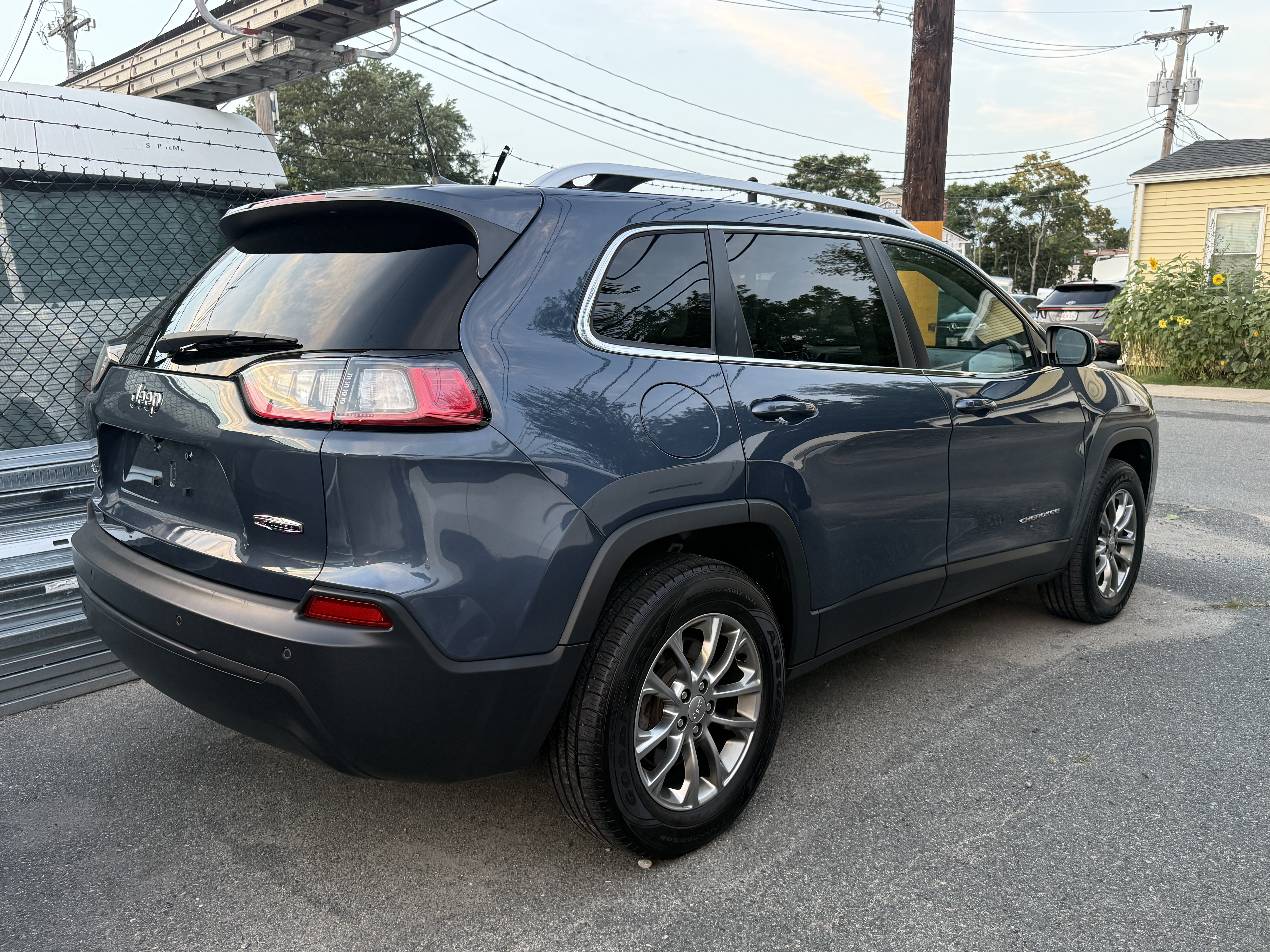 Used 2020 Jeep Cherokee Latitude Plus AWD/4WD image 12