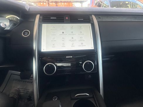 Used 2023 Land Rover Discovery S image 12