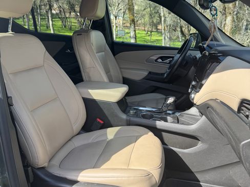 Used 2023 Chevrolet Traverse LT w/ LT Premium Package image 6