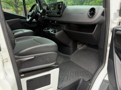 Used 2022 Mercedes-Benz Sprinter 2500 image 6