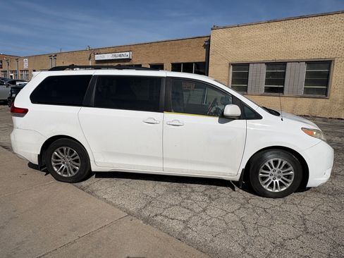 Used 2011 Toyota Sienna XLE w/ Entertainment Pkg FWD image 12