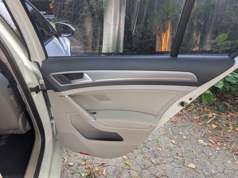 Used 2015 Volkswagen Golf TDI SE image 16