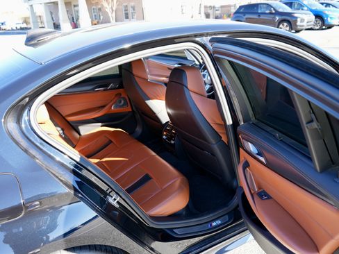 Used 2018 BMW M5 image 8