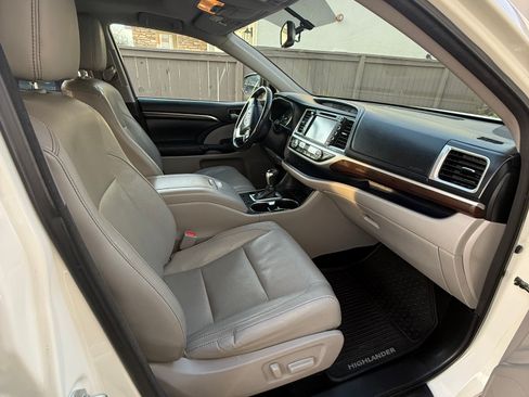 Used 2014 Toyota Highlander Limited image 16