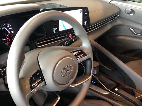 Used 2023 Hyundai Elantra SE w/ Preferred Accessory Package image 8