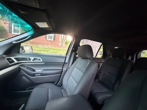 Used 2015 Ford Explorer XLT w/ Equipment Group 201B AWD/4WD image 9