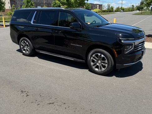 Used 2025 Chevrolet Suburban LT w/ Comfort Package AWD/4WD image 1