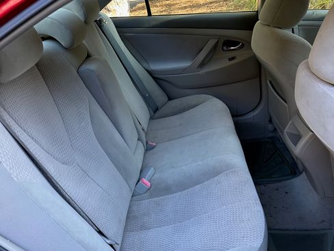 Used 2010 Toyota Camry LE image 11