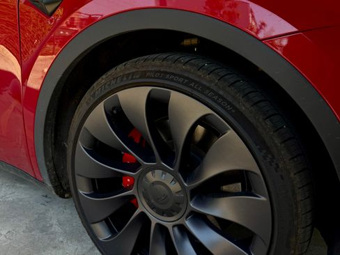 Used 2023 Tesla Model Y Performance AWD/4WD image 2