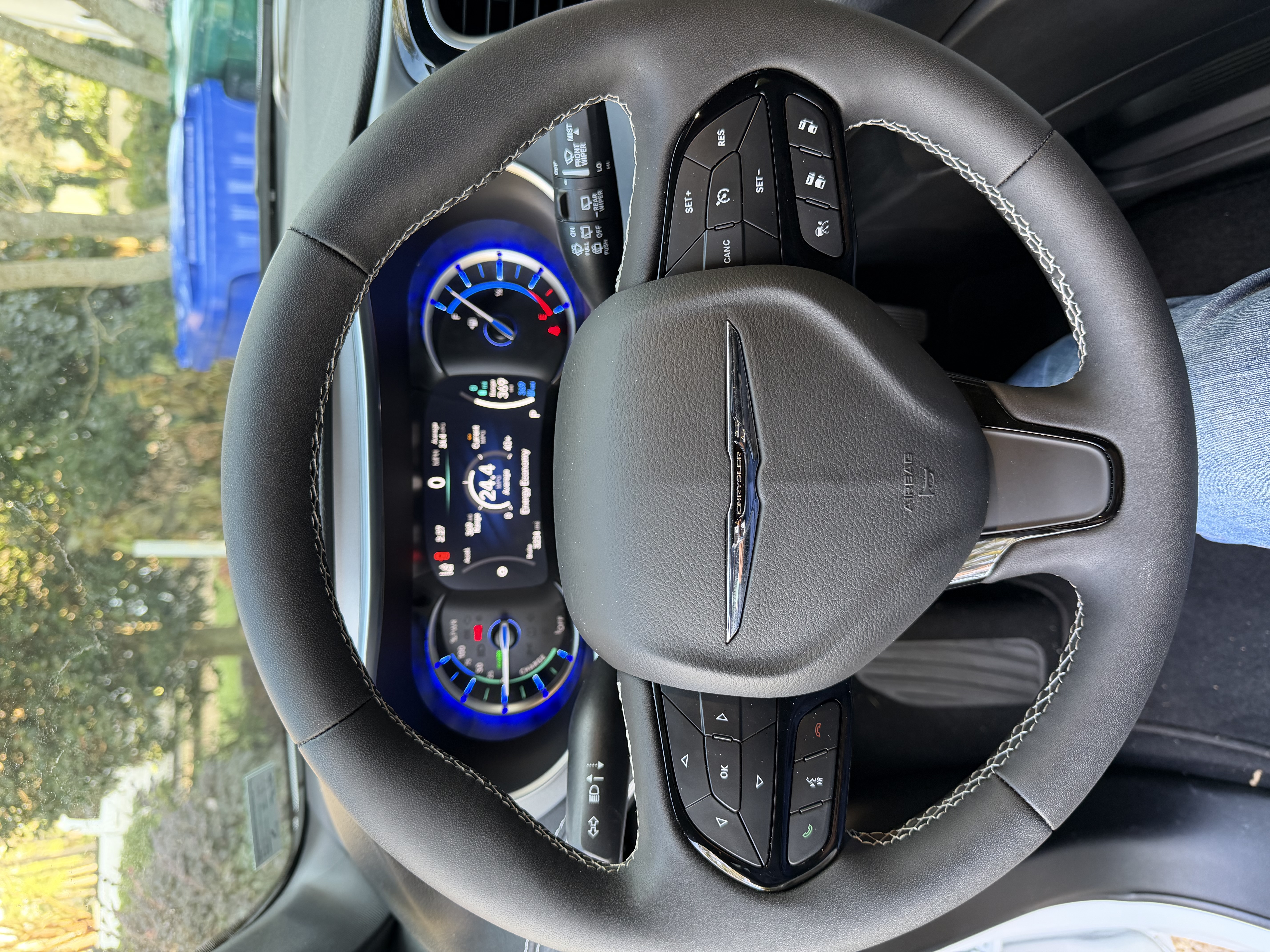 Used 2025 Chrysler Pacifica Premium FWD image 9