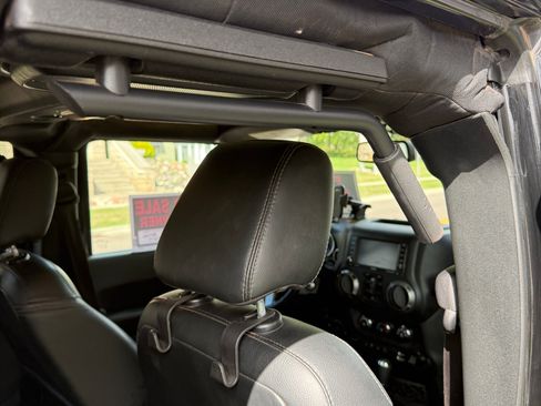 Used 2018 Jeep Wrangler Unlimited Sahara AWD/4WD image 10
