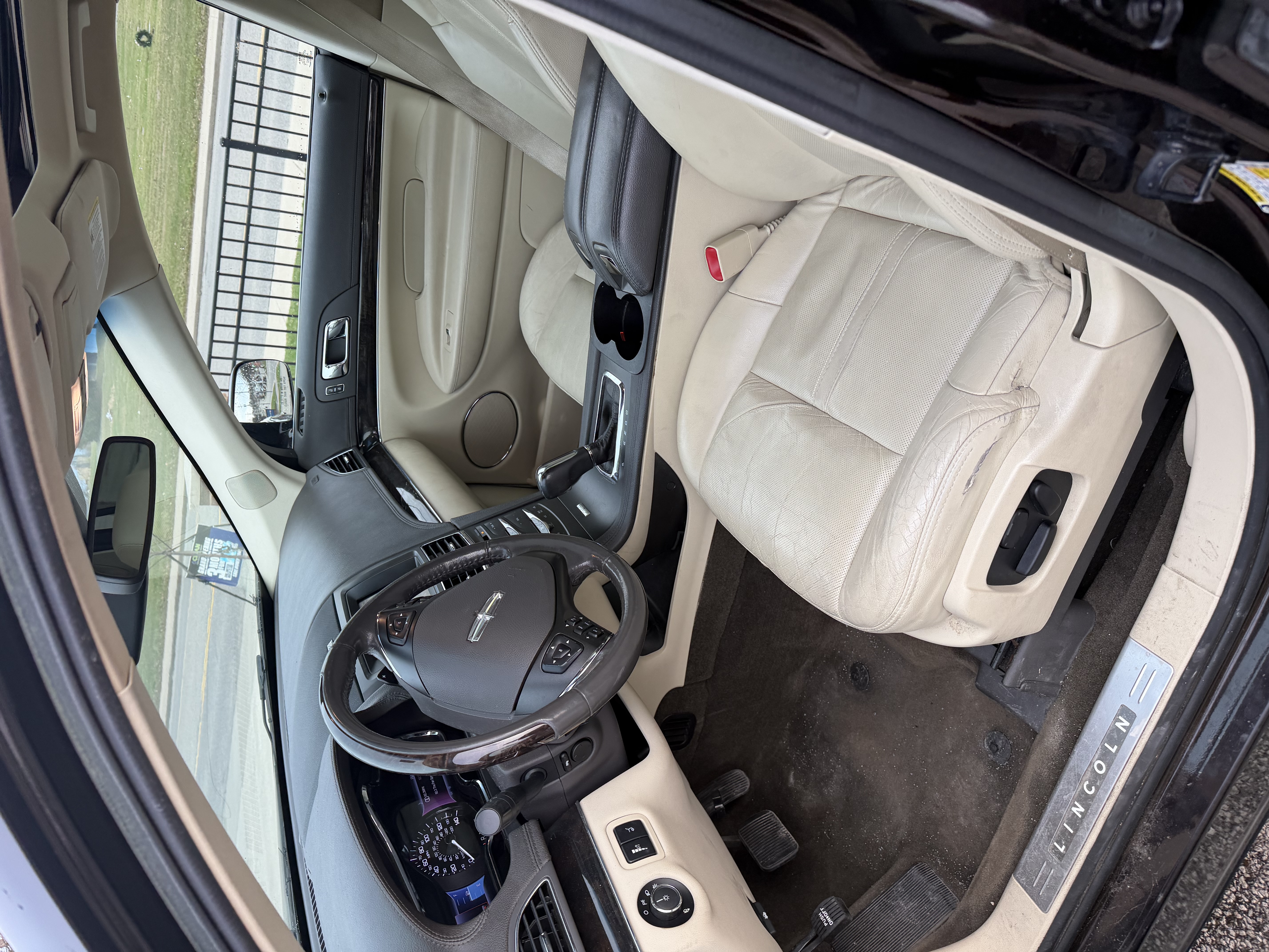 Used 2013 Lincoln MKT AWD image 6