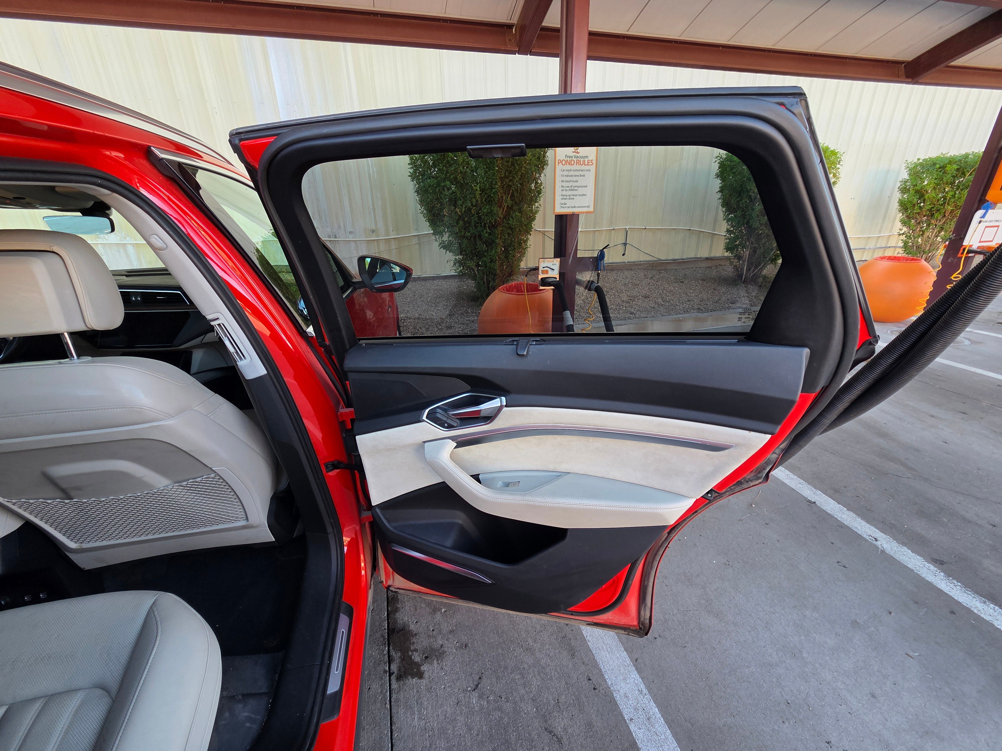 Used 2019 Audi e-tron Prestige w/ Prestige Package AWD/4WD image 8