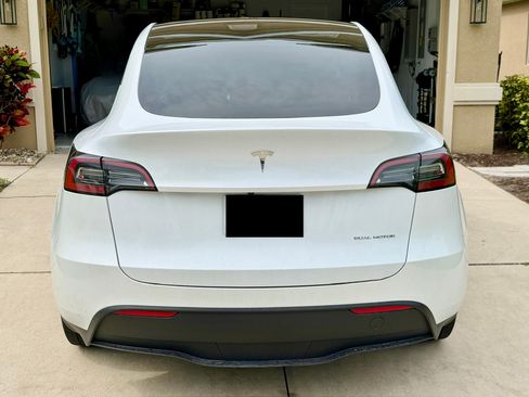 Used 2023 Tesla Model Y Long Range AWD/4WD image 2