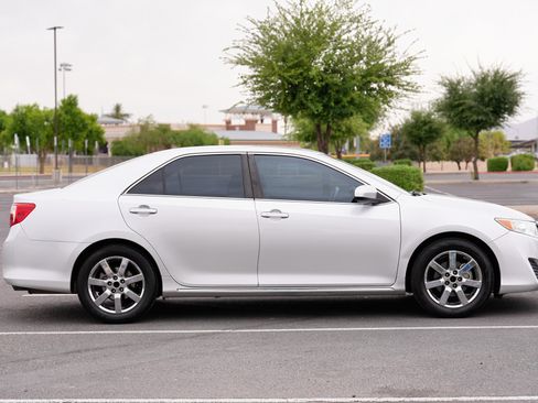 Used 2014 Toyota Camry LE image 6