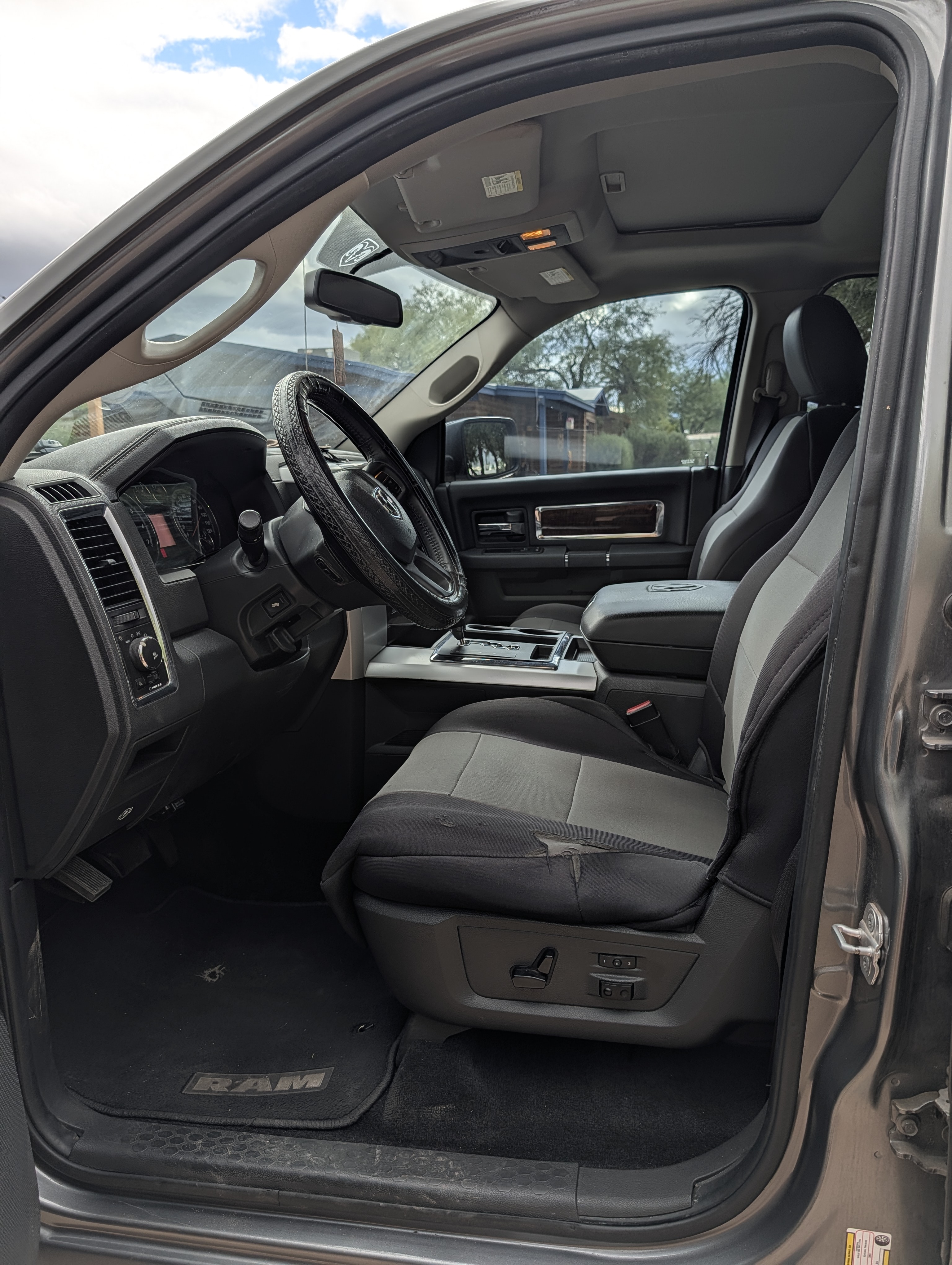 Used 2012 RAM 1500 Laramie RWD image 4