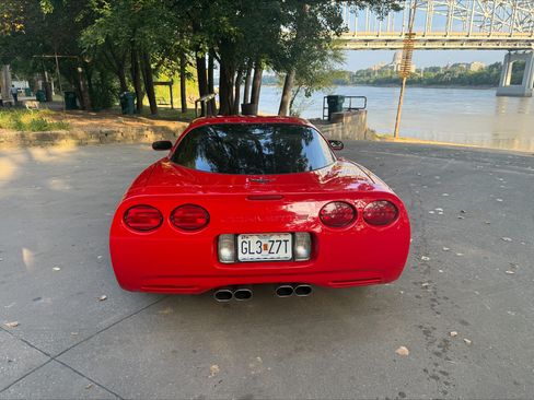 Used 1998 Chevrolet Corvette Coupe w/ Performance Handling Pkg RWD image 9