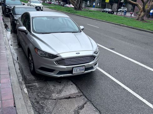 Used 2017 Ford Fusion SE w/ Fusion SE Technology Package image 2
