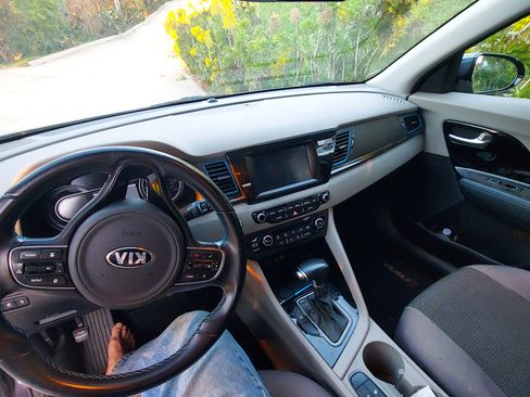 Used 2019 Kia Niro EX image 6