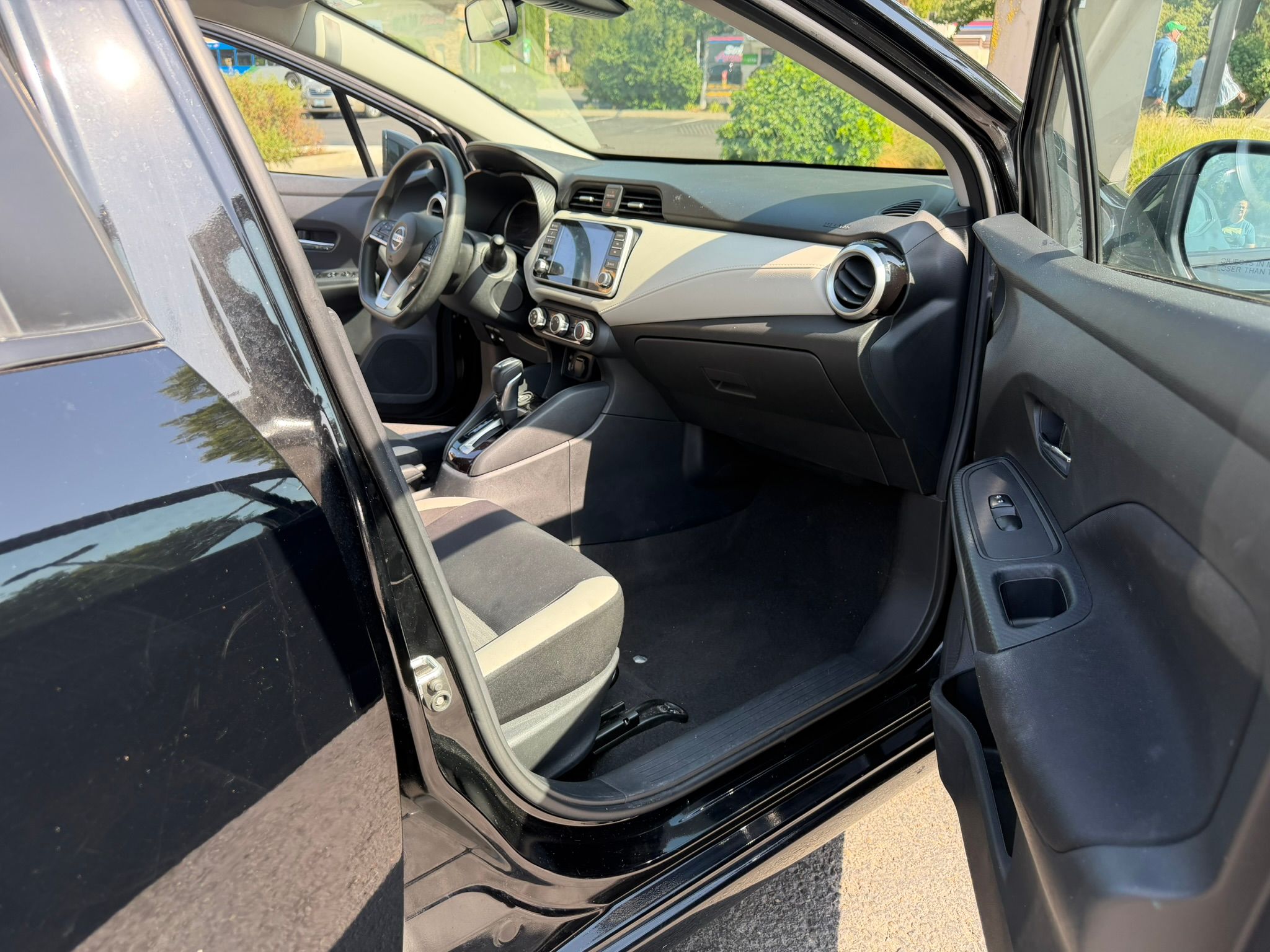 Used 2021 Nissan Versa SV FWD image 9