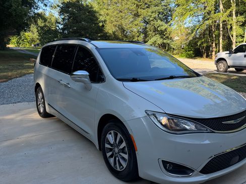 Used 2020 Chrysler Pacifica Limited w/ Advanced Safetytec Group FWD image 2