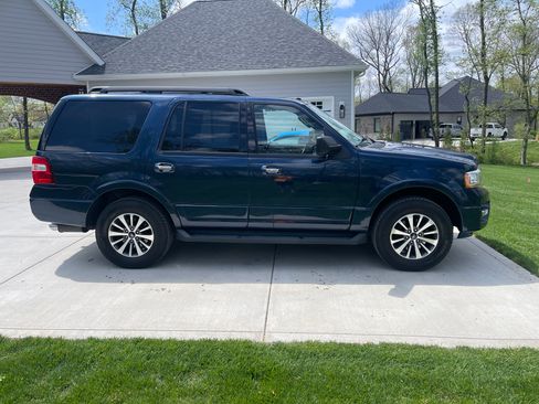 Used 2017 Ford Expedition XLT image 5