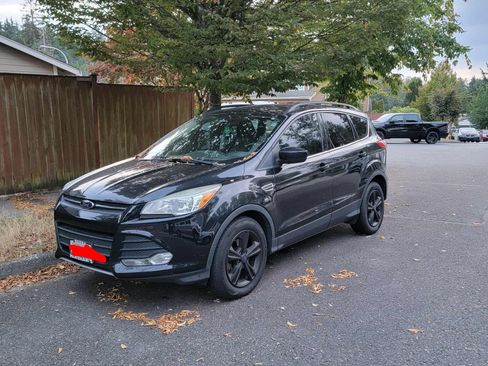 Used 2015 Ford Escape SE w/ Equipment Group 201A image 2