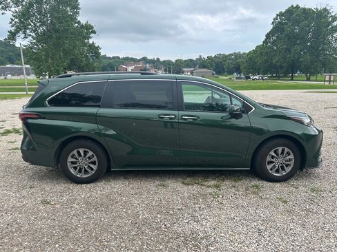 Used 2022 Toyota Sienna XLE w/ XLE Plus Package FWD image 5