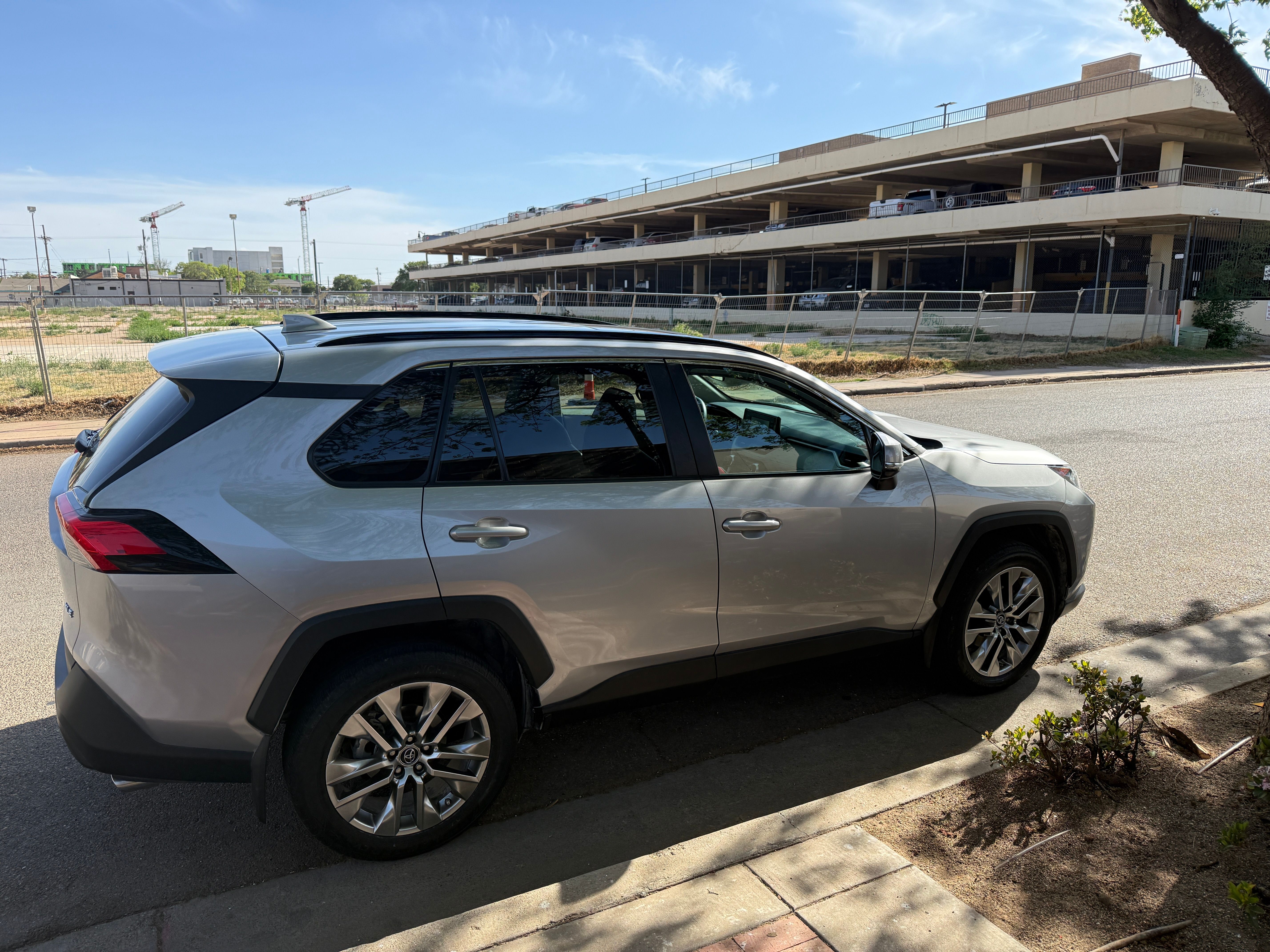 Used 2019 Toyota RAV4 XLE Premium FWD image 4