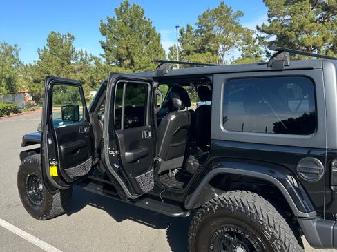 Used 2019 Jeep Wrangler Unlimited Sahara image 17