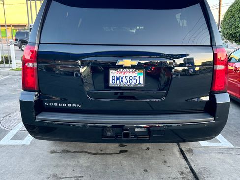 Used 2020 Chevrolet Suburban LS RWD image 2