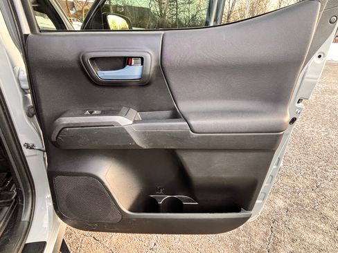 Used 2019 Toyota Tacoma TRD Sport image 27